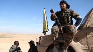 Des combattants des «
Forces démocratiques syriennes
» au nord de la ville de Raqqa, leur cible finale. © Reuters