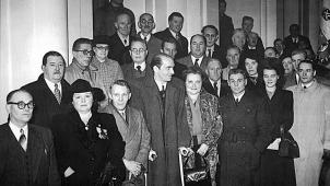 C’était en 1948. Les protagonistes du Faux Soir s’étaient retrouvés pour une photo de famille. Et pour fêter la liberté retrouvée. © Le Soir.