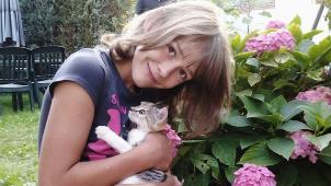 La jeune Béatrice, ici dans son jardin en compagnie de son chat, Cléo, respirait la douceur et l’innocence. © D.R.