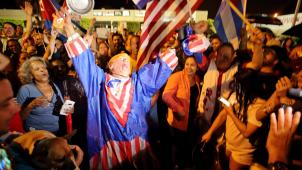 Scènes de liesse à Miami, où certains opposants à Castro s’étaient même déguisés en Donald Trump. © EPA