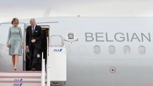 Après le (très) cahotique voyage de retour du Japon avec Belgian Air Force, l’option de vols civils pour le Roi est étudiée. ©Photo News