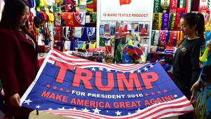 Des bannières Trump en vente dans un magasin chinois de Jinhua, près de Shanghai, lors de la campagne présidentielle américaine
: pas sûr que les dernières déclarations du président élu entretiennent longtemps ce climat commercial apaisé... © CHINAFOTOPRESS/ MAXPPP.