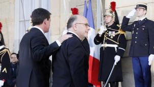 Passation de pouvoir, mardi, à l’hôtel Matignon
: Manuel Valls (à g.) accompagne Bernard Cazeneuve dans son nouveau lieu de travail. ©AFP