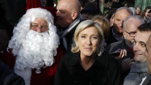 Marine Le Pen au marché de Noël  sur les Champs-Elysées, jeudi dernier.  Ce qu’elle voudrait pour les fêtes ? « Pour moi, rien, mais pour la France, beaucoup de choses ! »