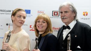 La réalisatrice allemande Maren Ade entourée de Sandra Hüller et de Peter Simonischek, acteurs de l’année. «
C’est la première fois qu’un film signé par une femme gagne ce prix, et nous sommes en 2016
!
», a remarqué Maren Ade. © AFP