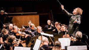 Stéphane Denève et le Brussels Philharmonic : un chef immergé dans son orchestre.
