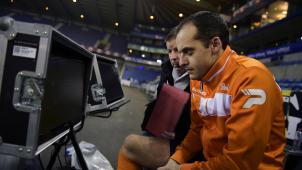 Mr Boucaut revoit les images des phases polémiques du match Genk-Standard © Belga