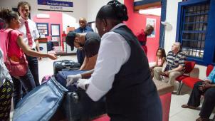Dimanche, les passagers faisaient la queue au check-in d’un vol vers Bruxelles,  à Kinshasa, suite à l’invitation du ministre des Affaires étrangères, Didier Reynders, de quitter le Congo  si leur présence n’y était pas indispensable.