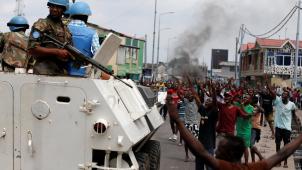 Des manifestants à Kinshasa chantent des slogans hostiles au président Kabila alors que des soldats des Nations unies patrouillent 
dans le cadre de leur mission de stabilisation. ©Reuters