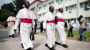 D’un pas décidés, les évêques se rendent à la réunion de médiation, mercredi à Kinshasa. Au centre
: Mgr Marcel Utembi, le président de la Cenco.© Thomas Mukoya - Reuters