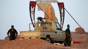 Des soldats du Front Polisario de faction à l’entrée d’une des zones d’accès au Sahara occidental. © Reuters