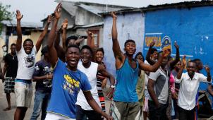 Manifestation pour le départ de Joseph Kabila, mardi à Kinshasa. «
La situation sociale est explosive. Les jeunes, deux tiers de la population, sont au chômage, il n’y a pas de perspectives d’emploi
»
 déplore le politologue Dieudonné Wamu Oyatambwe. © Reuters