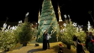 Au Liban, sapins de Noël et mosquées se côtoient comme dinde et foie gras à la table du réveillon. © Reuters.