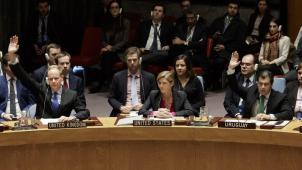 L’ambassadrice américaine à l’ONU, Samantha Power (auc entre), entre ses collègues britannique et uruguayen, n’a pas levé la main pour voter la résolution. Mais elle n’y opposera pas non plus son veto. © EPA