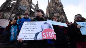 Le 9 janvier 2016, des manifestants se sont rassemblés sur le parvis de la cathédrale de Cologne suite aux agressions sexuelles commises sur des femmes dans la nuit de la Saint-Sylvestre. © AFP