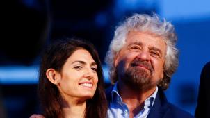 Beppe Grillo et la maire de Rome, Virginia Raggi, lors d’un meeting en novembre dernier. Aujourd’hui, l’heure n’est plus au sourire. © Reuters.