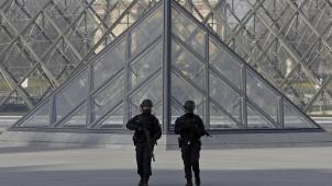 Après l’agression des militaires, la police a renforcé les patrouilles aux abords du Louvre ce vendredi. Elle recherchait notamment  des objets suspects que l’assaillant aurait pu déposer mais n’a rien trouvé.