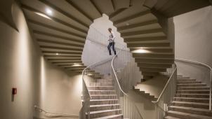 L’escalier principal est une des curiosités de la faculté dessinée par l’architecte portugais. © Coralie Cardon.