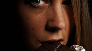 Des chercheurs de l’ULB, de l’UCL et de l’Université de St Andrews ont démontré en laboratoire qu’un chocolat paraît meilleur si on l’annonce préalablement comme labellisé «
fairtrade
». © Reporters