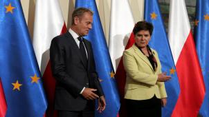 « Par ici la sortie ! », semble indiquer la Première ministre polonaise Beata Szydlo à Donald Tusk, qu’elle avait accueilli  en septembre dernier à Varsovie.