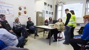 Liège
: atelier d’initiation aux premiers secours donné par le Centre de la Croix-Rouge aux instituteurs. © Michel Tonneau.