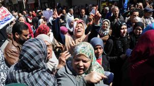 Des femmes manifestent ce 7 mars à Alexandrie contre la réduction des subsides pour le pain. © AFP.