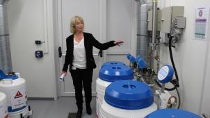 Karine Lamotte, biologiste responsable du laboratoire PMA, gère la salle de conservation des ovules et du sperme.