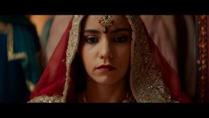 La ressemblance entre Sadia Sheikh (ci-dessus lors de son mariage par Skype) et Zahira, l’héroïne du film 
«
Noces
» incarnée par Lina El Arabi, est frappante. La scène de mariage est très fidèle aux faits réels.