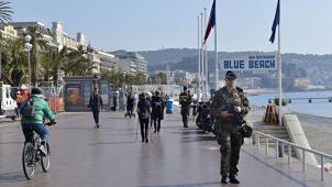Sur la Promenade des Anglais, à Nice, la présence militaire reste bien visible.