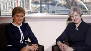 La Première ministre écossaise Nicola Sturgeon (à gauche) a accueilli son homologue britannique Theresa May dans un hôtel de Glasgow, ce lundi. © Reuters