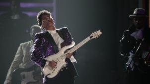 Bruno Mars rendant hommage à Prince lors des derniers Grammy Awards. © Photo News.