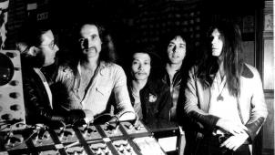 Can, 1973
: Irmin Schmidt et Holger Czukay, anciens étudiants de Stockhausen, le chanteur japonais Damo Suzuki, le batteur venu du jazz (et récemment décédé) Jaki Liebezeit, et le guitariste rock Michael Karoli.