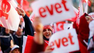 «
Evet
», «
oui
»
: les partisans du président Erdogan multiplient les manifestations de soutien - ici, à Trabzon, une ville sur la mer Noire. Mais à 8 jours de l’échéance, le chef de l’Etat doute toujours de son succès. © Reuters