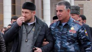Le président de la république tchétchène Ramzan Kadyrov (à gauche sur cette photo de 2012) est coupable de nombreuses violations des droits de l’Homme. © AFP.