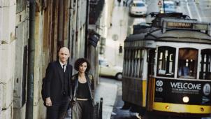 Gaëtan et Rachida dans les rues de Lisbonne.