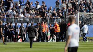 Des supporters de Bastia sont montés sur la pelouse pour tenter de frapper des joueurs lyonnais.