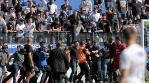 Les supporters de Bastia ont envahis le terrain lyonnais. ©AFP