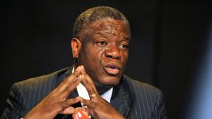 Le D
r 
Mukwege a mené lui-même le cortège d’hommage au D
r
 Byamungu. © AFP.