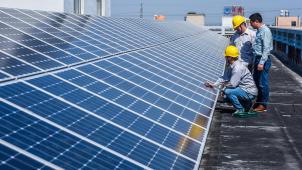 Installation de panneaux solaires dans la province chinoise du Zhejiang
: Pékin a investi plus de 100 milliards d’euros dans des usines de production de ces panneaux. Une «
surcapacité
» qui inonde les marchés mondiaux, selon les Européens. © Reporters.