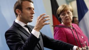 Emmanuel Macron accueilli par Angela Merkel, lundi à Berlin : réaffirmer le rôle moteur du couple franco-allemand en Europe. © EPA