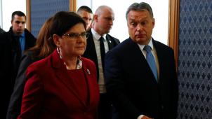 La Première ministre polonaise Beata Szydlo et son homologue hongrois Viktor Orban, lors d’un sommet du « groupe de Visegrad », en mars dernier à Varsovie : sous forte pression européenne... ©Reuters