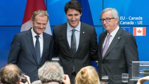 Donald Tusk, Justin Trudeau et Jean-Claude Juncker lors de la signature du CETA. ©PhotoNews