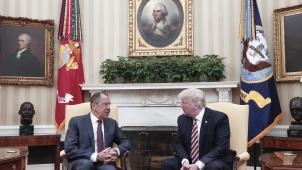 Donald Trump dans le Bureau ovale avec le chef de la diplomatie russe, Sergueï Lavrov, le 10 mai dernier : un entretien qui continue à soulever des vagues.