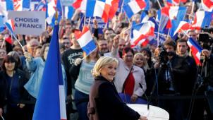 Emmanuel Macron se propose d’épuiser le vote de rejet qui a bénéficié à Marine Le Pen et au FN en donnant « une place à chacun » et assurant « la sécurité de tous ». Le chercheur Jean-Yves Camus souligne qu’il lui « restera à régler la question de l’insécurité culturelle ». © Reuters.