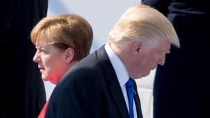 Angela Merkel et Donald Trump, lors du récent sommet de l’Otan à Bruxelles : une escalade verbale qui élargit le fossé entre les deux dirigeants. © Reporters