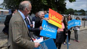 Fin de campagne électorale, mercredi à Norwich
: un militant du Labour «
s’invite
» au milieu de sympathisants conservateurs. © Reuters.
