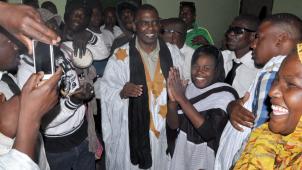 En 2016, à sa sortie de prison à Nouakchott, Biram Dah Abeid, qui avait été condamné pour «
appartenance à une organisation non reconnue
», avait été accueilli par des militants anti-esclavage. © AFP