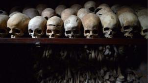 Les crânes et ossements exposés au Mémorial du génocide de Nyamata, au Rwanda. © Simon Maina/AFP.