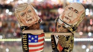 Les matriochkas de Trump et Poutine sont en vente à Moscou à la veille de la rencontre entre les deux chefs d’Etat. ©AFP