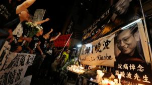 Des manifestations se sont déroulées devant le bureau de liaison avec la Chine à Hong Kong suite à l’annonce de la mort de Liu Xiaobo. © Reuters.